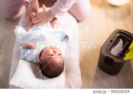 夜間の赤ちゃんのおむつ交換　おむつ替え　紙おむつ　生後1ヶ月 90028204
