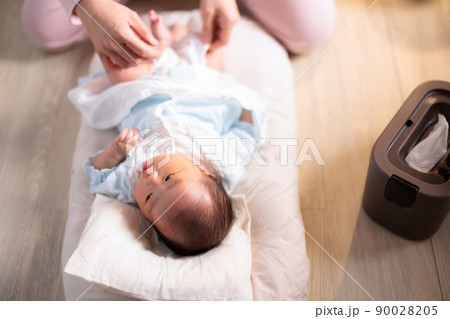 夜間の赤ちゃんのおむつ交換　おむつ替え　紙おむつ　生後1ヶ月 90028205
