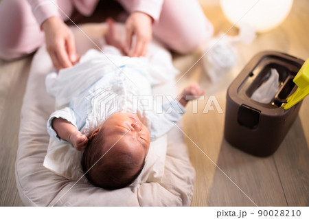 夜間の赤ちゃんのおむつ交換 泣く おむつ替え 紙おむつ 生後1ヶ月 夜間の赤ちゃんのおむつ交換 泣く おむつ替え 紙おむつ 生後1ヶ月 90028210