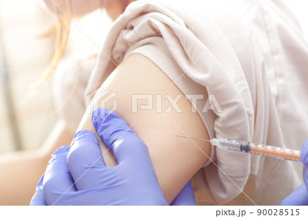 患者に注射をしようとしている医師 90028515