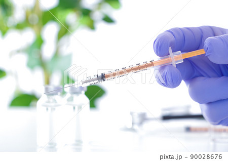 注射をする医師 90028676