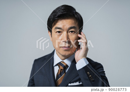 電話をする60代ビジネスマン 電話をする60代ビジネスマン 90028773