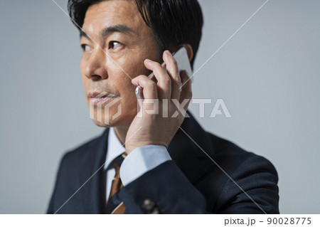 電話をする60代ビジネスマン 90028775