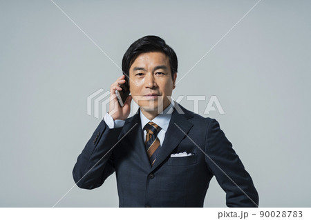 電話をする60代ビジネスマン 電話をする60代ビジネスマン 90028783