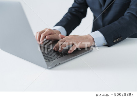 デスクワークをする60代ビジネスマン 90028897