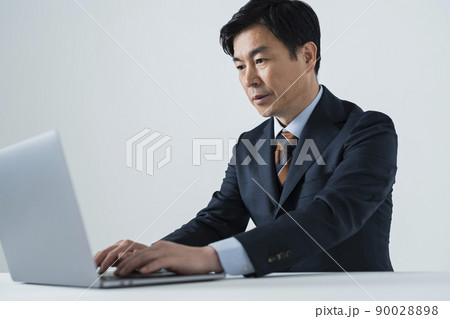 デスクワークをする60代ビジネスマン デスクワークをする60代ビジネスマン 90028898
