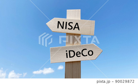 NISA とiDeCo文字入り道しるべと青空_2方向_真ん中 NISA とiDeCo文字入り道しるべと青空_2方向_真ん中 90029872
