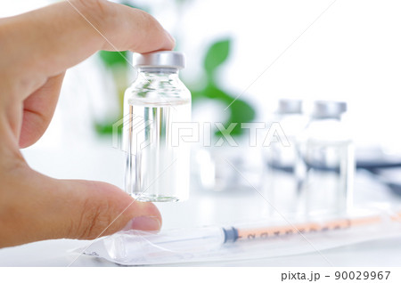 バイアル瓶を持つ手元 90029967