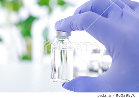 バイアル瓶を持つ手元 90029970