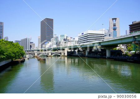 堂島川に架かる水晶橋のある風景（大阪市北区） 90030056