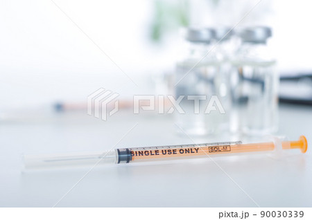 注射器とバイアル瓶 90030339