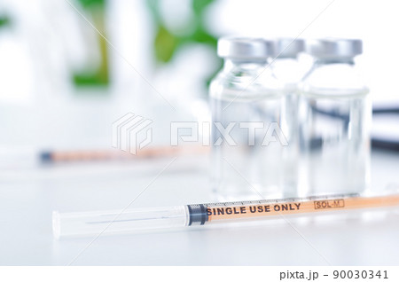 注射器とバイアル瓶 注射器とバイアル瓶 90030341