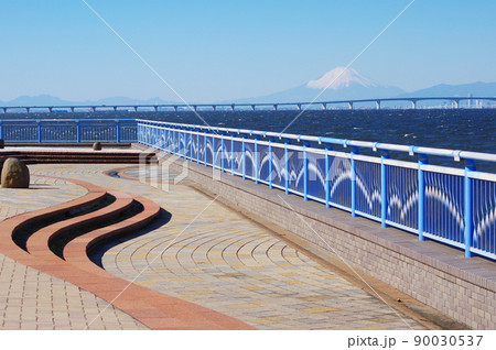 袖ヶ浦海浜公園から冬晴れの富士山を望む（千葉県袖ケ浦市） 90030537