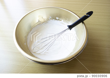 生クリームを泡立て器で泡立てるイメージ 生クリームを泡立て器で泡立てるイメージ 90030906