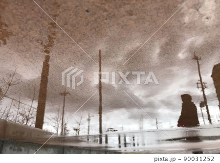 雨上がり水溜りに映り込む6 雨上がり水溜りに映り込む6 90031252