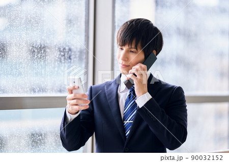 ガラケーとスマホを使うビジネスマン ガラケーとスマホを使うビジネスマン 90032152