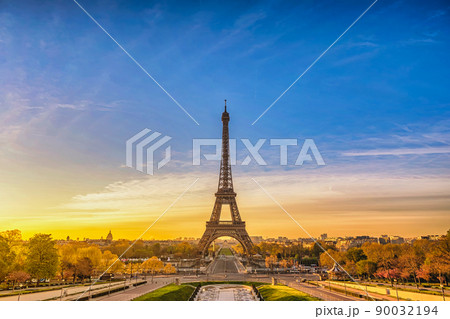 Paris France sunrise city skyline at Eiffel Tower and Trocadero Gardens Paris France sunrise city skyline at Eiffel Tower and Trocadero Gardens 90032194