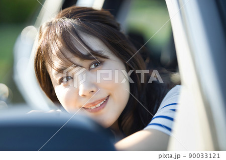 車を運転する若い女性 車を運転する若い女性 90033121
