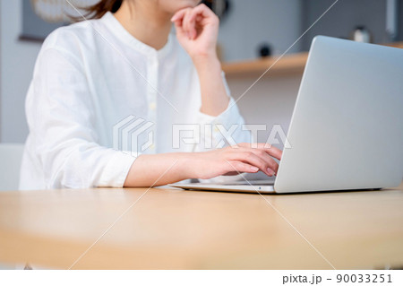 若い女性　リビング　ライフスタイル　パソコン 90033251