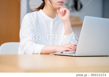 若い女性 リビング ライフスタイル パソコン 若い女性 リビング ライフスタイル パソコン 90033254