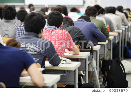 大学の教室で机に並んで勉強する男子学生の後ろ姿 90033670