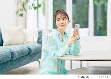スマホを使う若い女性 90033671