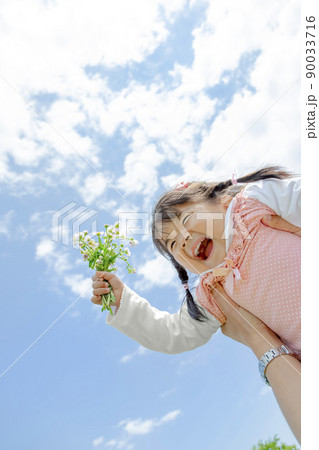 公園で父親に抱き上げられる女の子 90033716