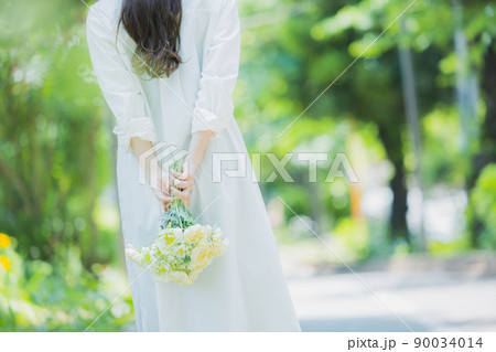 白いシャツワンピースの女性 90034014