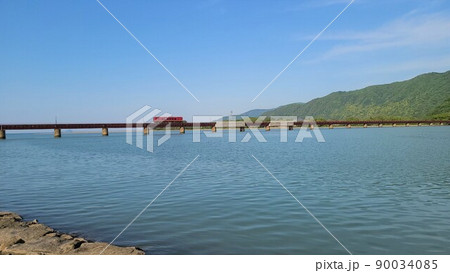 水面近くを走る京都丹後鉄道と由良川橋梁 90034085