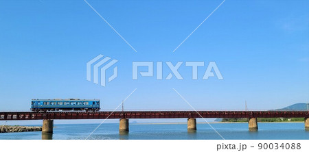 水面近くを走る京都丹後鉄道と由良川橋梁 90034088