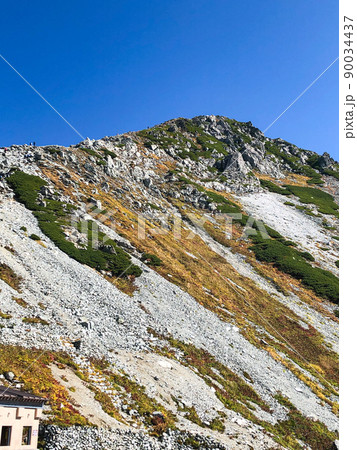 紅葉の日本百名山立山、別山の縦走登山記07:一ノ越にて雄山を見上げる 紅葉の日本百名山立山、別山の縦走登山記07:一ノ越にて雄山を見上げる 90034437