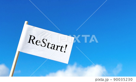 ReStart!文字入りの白い旗_青空背景_右スペース ReStart!文字入りの白い旗_青空背景_右スペース 90035230