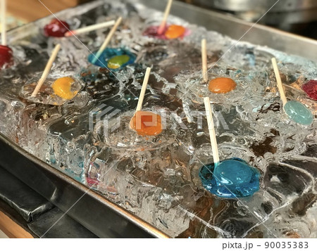 日本の夏の風物詩の祭りと出店 日本の夏の風物詩の祭りと出店 90035383