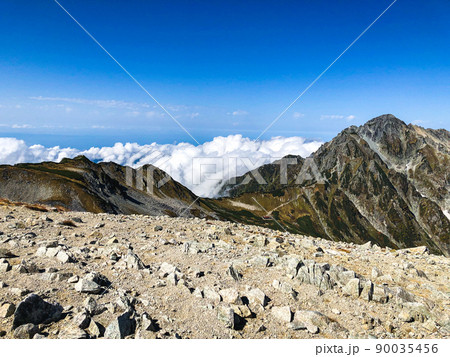 紅葉の日本百名山立山、別山の縦走登山記16：別山から剱岳を一望 90035456