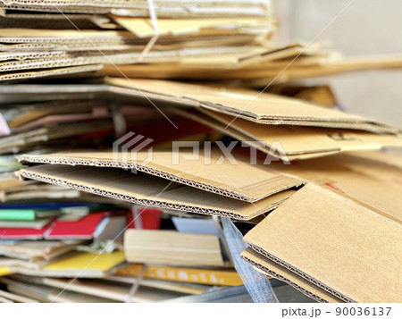 たたんで積み上げた段ボール 90036137