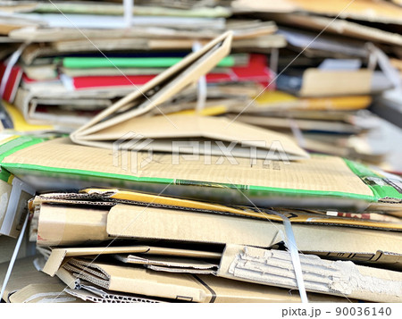 紐でしばったたくさんの段ボール 90036140