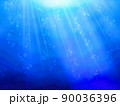 光が差し込む海の背景 90036396