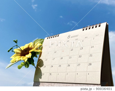 卓上カレンダー_8月_右ななめ_ひまわりと青空背景 卓上カレンダー_8月_右ななめ_ひまわりと青空背景 90036401