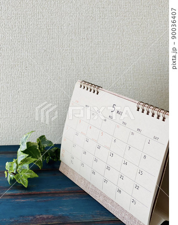 卓上カレンダー_5月_青板テーブル背景_たて 卓上カレンダー_5月_青板テーブル背景_たて 90036407