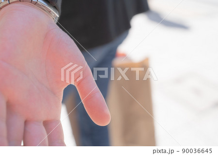 手　デート　つなぐ 90036645