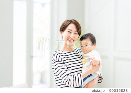 赤ちゃんを抱っこするミドル女性。 赤ちゃんを抱っこするミドル女性。 90036828