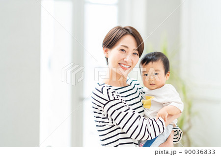 赤ちゃんを抱っこするミドル女性。 赤ちゃんを抱っこするミドル女性。 90036833