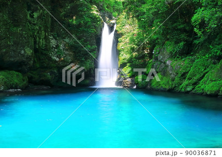 【高知県】にこ淵の仁淀ブルー 90036871