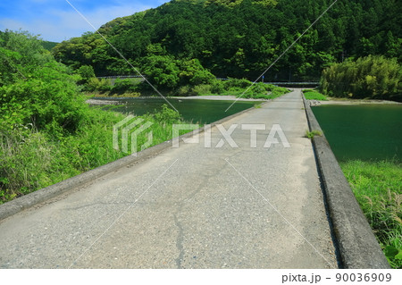 【高知県】晴天下の片岡沈下橋（仁淀川） 90036909
