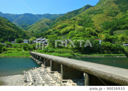 【高知県】晴天下の片岡沈下橋（仁淀川） 90036910