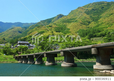 【高知県】晴天下の片岡沈下橋（仁淀川） 90036911
