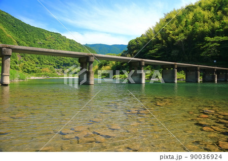 【高知県】晴天下の浅尾沈下橋（仁淀川） 90036924