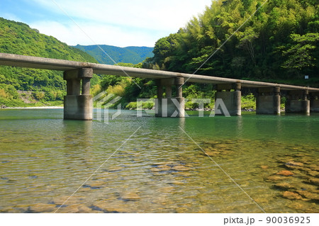 【高知県】晴天下の浅尾沈下橋（仁淀川） 90036925