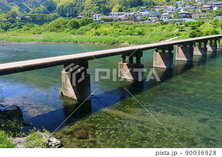 【高知県】晴天下の浅尾沈下橋(仁淀川) 【高知県】晴天下の浅尾沈下橋(仁淀川) 90036928