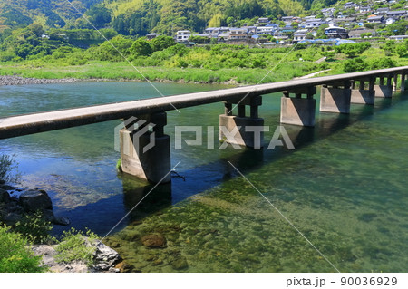 【高知県】晴天下の浅尾沈下橋（仁淀川） 90036929